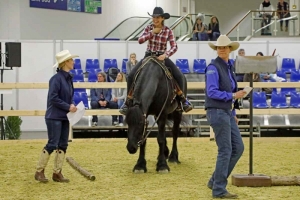 20170324-Equitana-Alexandra-Schürmann-und-Teilnehmerin-lachen